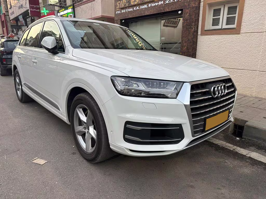 Audi Q7 - Front view