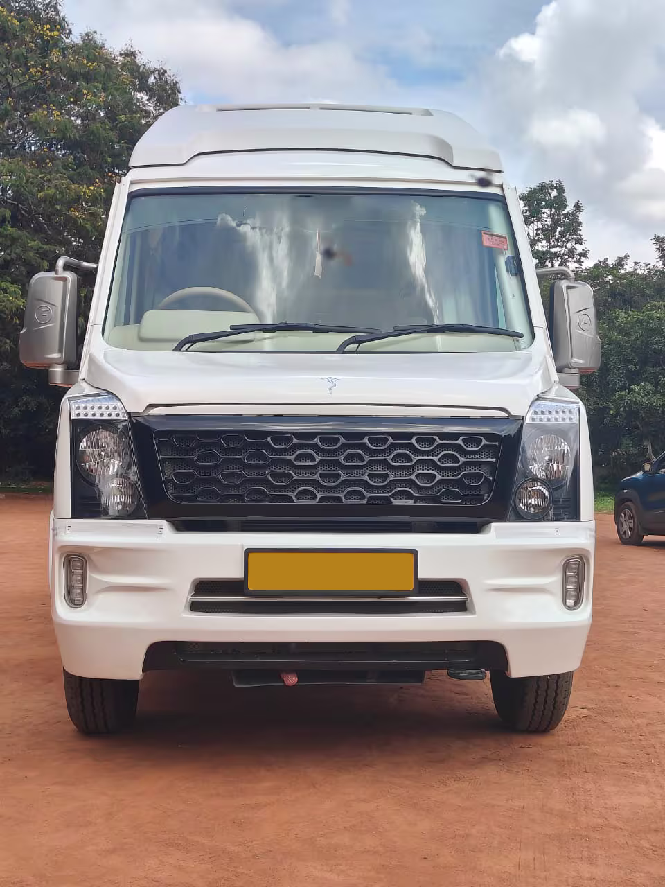 TT 9 Seater - Front view